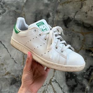 SOLD—2015 Adidas stan smiths 🦠